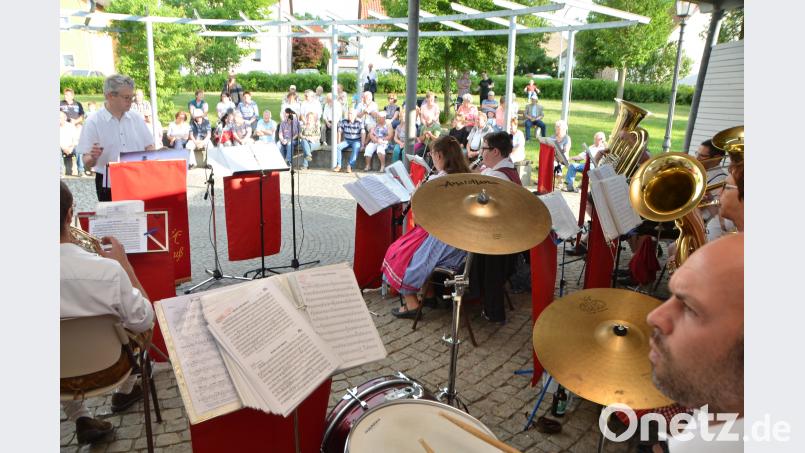 Bei der Vohenstraußer Blasmusik mit Kapellmeister Johannes Gruber ist beste Unterhaltung garantiert. In diesem Jahr bestreiten die Musikanten den Serenaden-Auftakt im Stadtpark und blasen sogar die schwarzen Gewitterwolken erfolgreich weg. dob