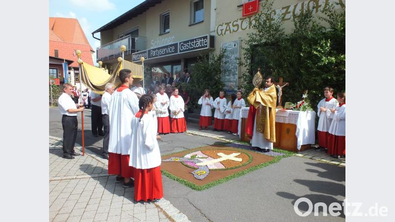 Das Allerheiligste wird durch die Straßen des Ortes getragen. soj