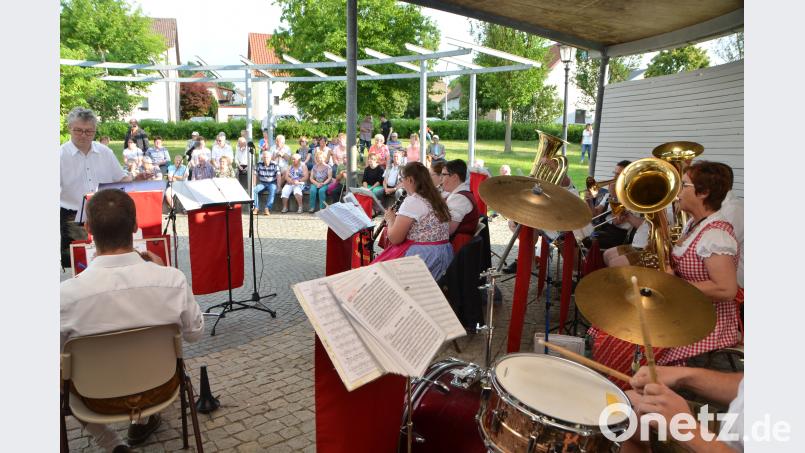 Bei der Vohenstraußer Blasmusik mit Kapellmeister Johannes Gruber ist beste Unterhaltung garantiert. In diesem Jahr bestreiten die Musikanten den Serenaden-Auftakt im Stadtpark und blasen sogar die schwarzen Gewitterwolken erfolgreich weg. dob