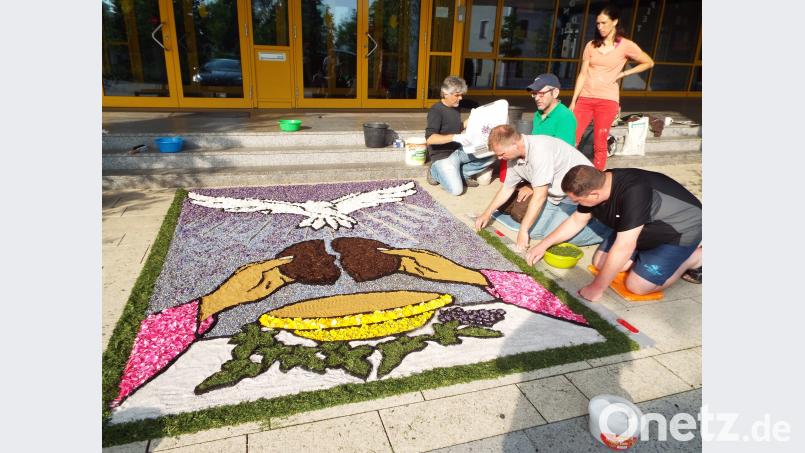 In Kümmersbruck steht die Kolpingsfamilie besonders früh auf, um den prächtigen Blumenteppich zu gestalten. e