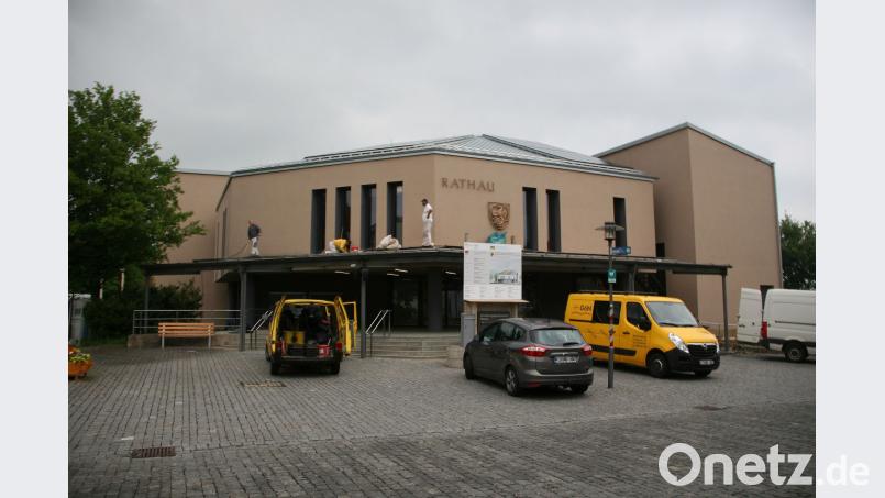 Monatelang wurde die Geduld der Rathaus-Mitarbeiter, auch der Besucher strapaziert. Inzwischen hat das Gebäude eine neue Farbe erhalten. Die Gerüste wurden abmontiert. Ausgaben von rund 1,1 Millionen Euro sind heuer im Haushalt veranschlagt. wro