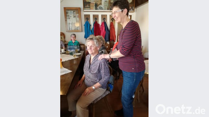 Kleine Bewegungsanreize mit den Händen vermögen Positives zu bewirken, erklärt Maria Boßle bei 60plus die Grundlagen der funktionellen Entspannung. exb