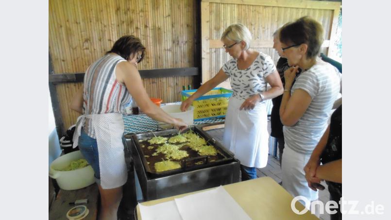 Die Gäste konnten den Frauen zuschauen, wie die Hollerkücheln in Öl gebacken werden. gk
