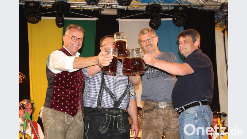 Ein gemeinsames Prosit von Bürgermeister Franz Stahl, Festwirt Holger Regler, Veranstalter Georg Duschinger und Rainer Schnurrer (von links). kro