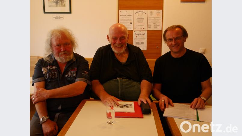 Walter Pilsak begleitete musikalisch den Vortrag von Hans Lauth und Berthold Kellner (von links) über Ludwig Thoma. ebr