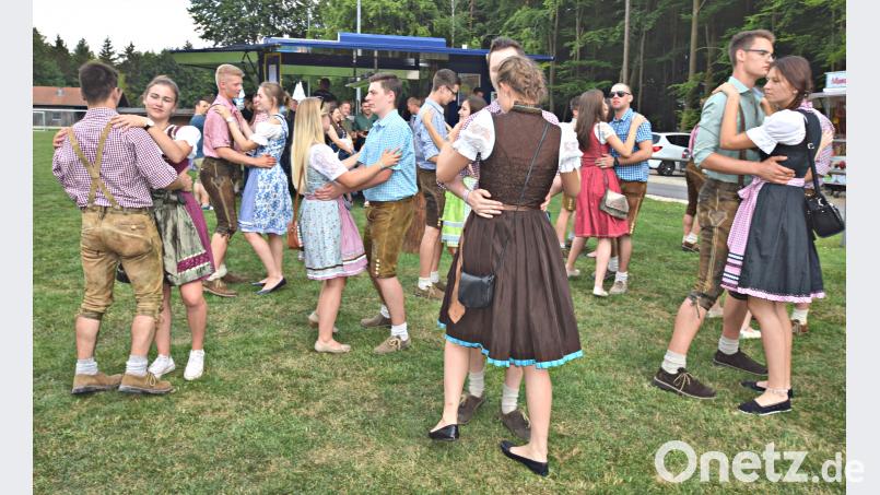 Zu den Klängen der Birgländer Musikanten geben die Illschwanger Kirwapaare eine erste Kostprobe ihrer tänzerischen Fähigkeiten. no