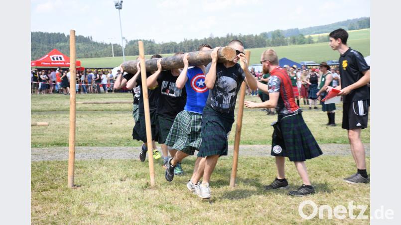 &quot;Baumstammslalom&quot;  war eine der Disziplinen der fünften &quot;Highland-Games&quot; auf Schloss Guteneck eya