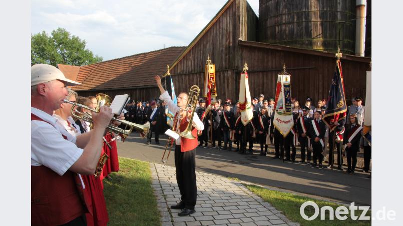 Imposantes Bild vor dem Kriegerdenkmal: Die vielen angetretenen Vereine, dazu die Großkonreuther Blaskapelle. kro