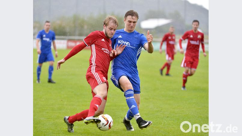 Der Ettmannsdorfer Florian Ruß (rechts) kann sich mit seinen Teamkollegen sogar eine Niederlage mit einem Tor Unterschied erlauben, um in der Landesliga Mitte zu bleiben. Ziegler