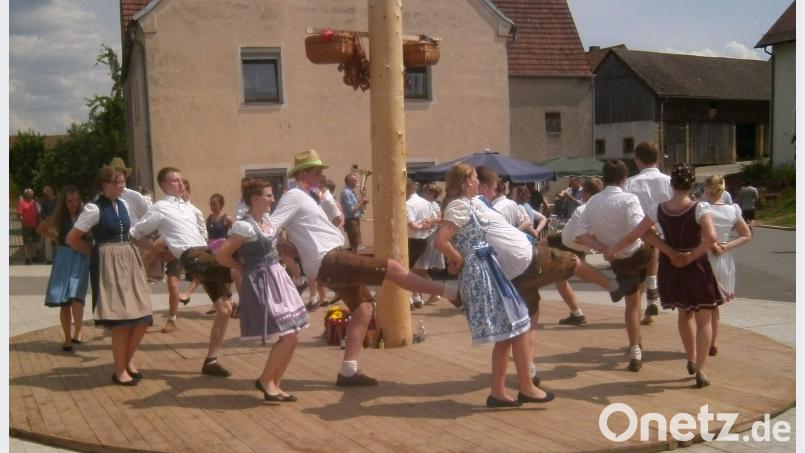 Die elf Krickelsdorfer Kirwapaare tanzen den Baum aus. u