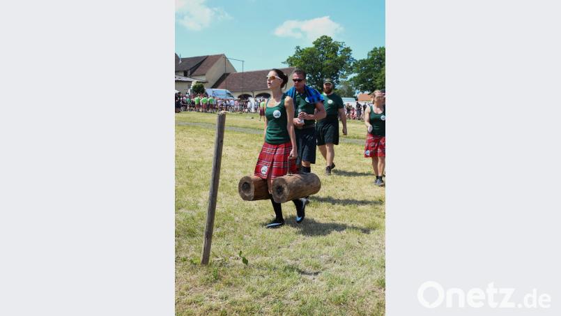 Beim &quot;Timberwalk&quot; mussten die Teilnehmer mit schweren Stämmen einen Parcours durchlaufen. eya
