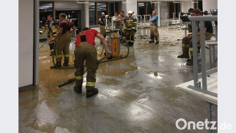 18 Feuerwehrmänner beförderten das Wasser aus den Räumen im Stiftland-Gymnasium. exb
