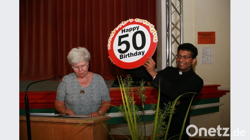 Durch den Abend führte Pfarrgemeinderatssprecherin Christa Müller. Die Fuchsmühlerin überraschte Pfarrer Joseph   mit einem blumengeschmückten Hinweis auf den besonderen Anlass des Abends. wro