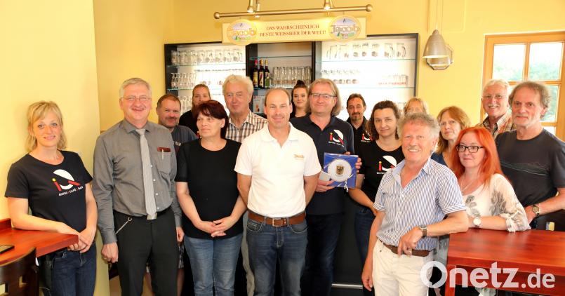 Das Bistro &quot;IQ&quot; eröffnet  Siegfried Hartmannsgruber (erste Reihe, Fünfter von links) im TSV-Sporthaeim. Mit auf dem Bild TSV-Vorsitzender Bernhard Reis (Dritter von rechts), zweiter Bürgermeister Johannes Reger (Zweiter von links) sowie Markus Lernbecher (vierter von links) von der Brauerei Jacob. njn