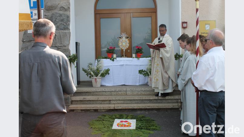 Den kleinen, aber feinen Altar beim Rathaus gestalteten von den Firmkandidaten. sip
