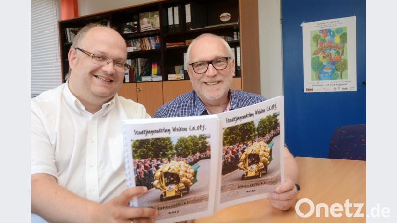 Auf die vergangenen Aktionen des Stadtjugendrings blicken Vorsitzender Tobias Reichelt (links) und Geschäftsführer Ewald Zenger. Gabi Schönberger