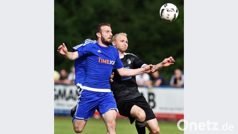 Johannes Pötzl (links) kann mit seinen Etzenrichter Teamkollegen relativ entspannt ins Rückspiel gegen Veitsbronn gehen. Büttner, Gerhard (autor_btg@zeitung.org)