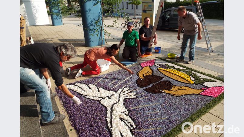 In Kümmersbruck steht die Kolpingsfamilie besonders früh auf, um den prächtigen Blumenteppich zu gestalten. e
