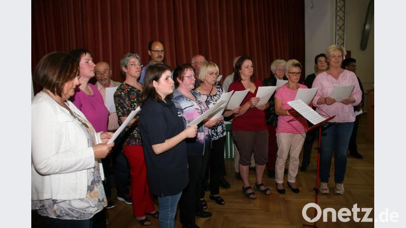 Bereits am Geburtstag   überraschte der Kirchenchor Fuchsmühl mit einem Ständchen. Zur Feier   fügte der Singkreis noch einen weiteren bunten Liederstrauß hinzu. wro