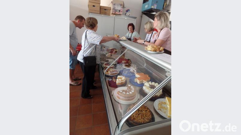 Reger Andrang herrscht an der Kühltheke mit rund 35 Kuchen und Torten des katholischen Frauenbundes. br