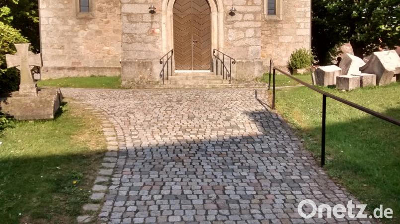 Torbogenteile und das Mittelkreuz auf dem Torbogen. LK