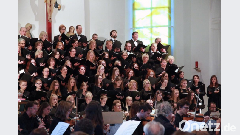Mit dem von ihr geschaffenen Projektchor realisiert Benedicta Ebner  ihre kirchenmusikalischen Popvariationen. exb
