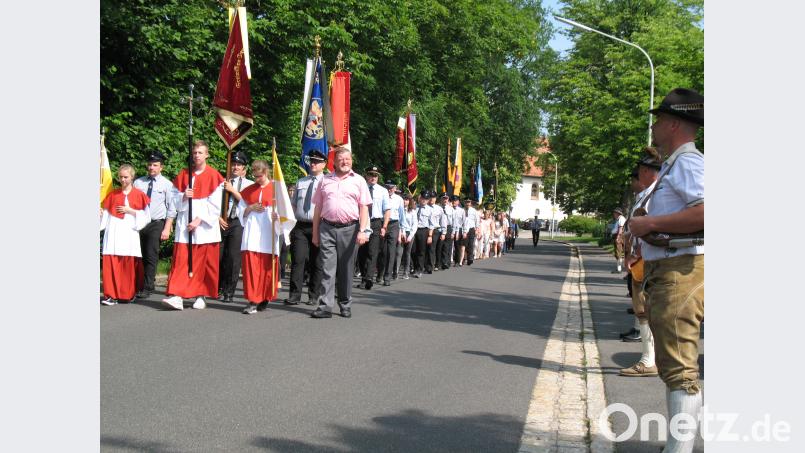 Warme Sonnenstrahlen und ein weiß-blauer Himmel begleiten zu Fronleichnam die Prozession der Gläubigen. bkr