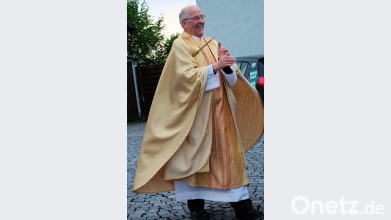 Anlässlich seines 75. Geburtstag feierten zahlreiche Gläubige mit dem Ruhestandsgeistlichen Franz Winklmann einen feierlichen Festgottesdienst in der St. Nikolaus Kirche in Etzenricht. wlr