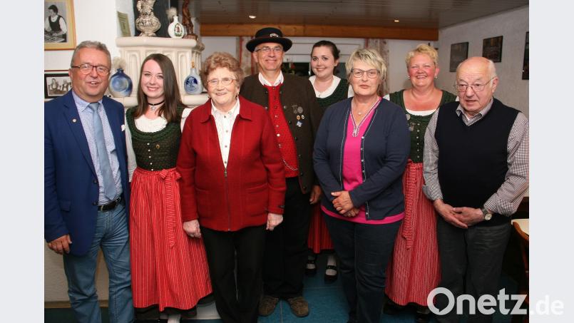 Für ihre Treue zum Verein wurden Richard Strobl (rechts), Resi Kreger (3. von rechts) und Elfriede Gareis (3. von links) geehrt. Zur neuen Schriftführerin wurde Marina Scholz (4. von rechts) ernannt. Vorsitzender Gerhard Brabec (4. von links) und 2. Vorsitzende Silke Wolfrum (2. von rechts) gratulierten. Den Glückwünschen schlossen sich auch Bürgermeister Toni Dutz und die Sprecherin der Jugend Franziska Lang (von links) an. wro