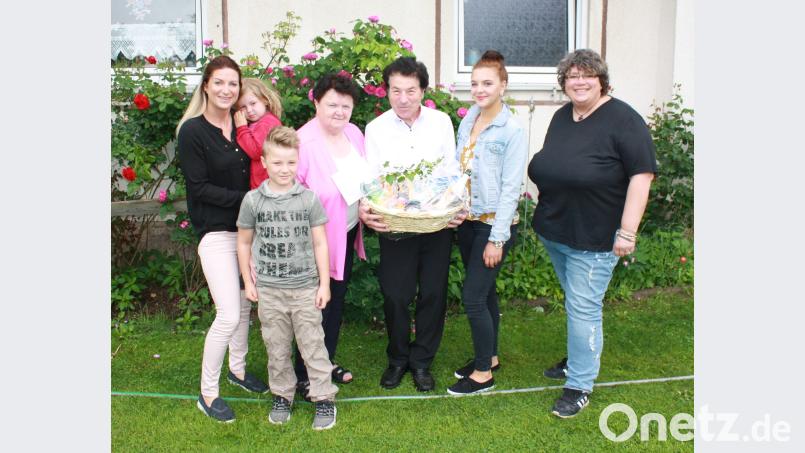 Für das Jubelpaar gibt es einen Geschenkkorb. Von links: Tochter Michaela Häfner mit ihren Kindern Lea und Joshua, Hildegard und Werner Krischkowsky, Enkelin Rebecca Glocker und dritte Bürgermeisterin Susanne Bittner. lk