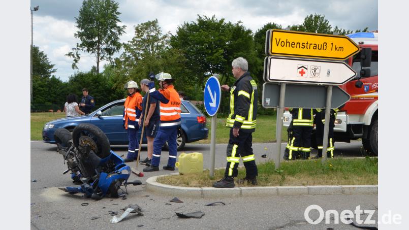 Ein schwer- und ein mittelschwerverletzter Biker und drei total beschädigte Fahrzeuge waren die Bilanz eines Verkehrsunfalls auf der Umgehungsstraße bei Vohenstrauß auf Höhe der Einmündung Wernberger Straße. dob