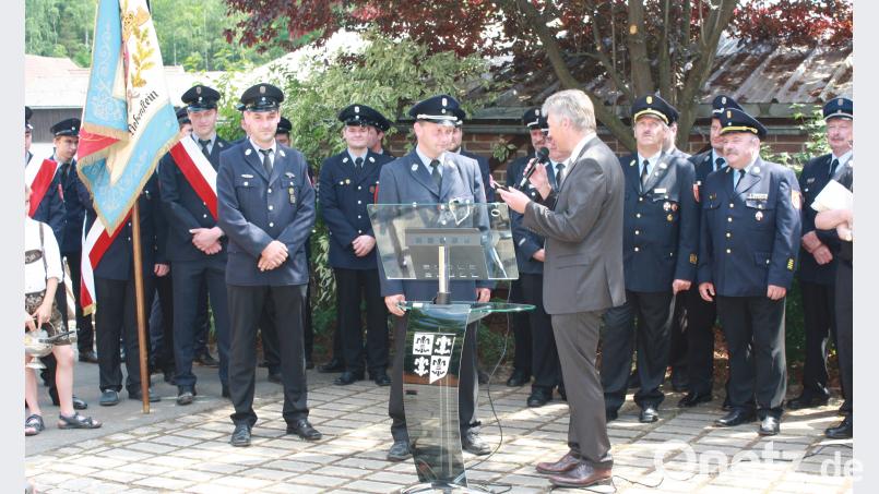 Bürgermeister Lothar Müller übergibt ein Geschenk im Auftrag des Landrates und von der Gemeinde. lk