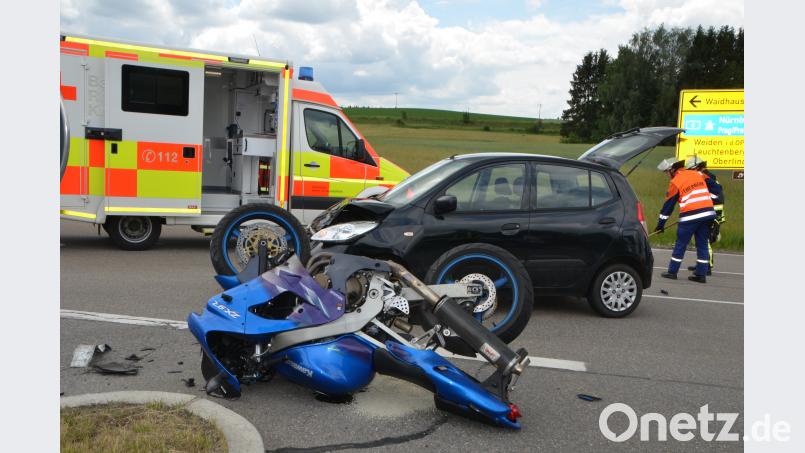 Ein schwer- und ein mittelschwerverletzter Biker und drei total beschädigte Fahrzeuge waren die Bilanz eines Verkehrsunfalls auf der Umgehungsstraße bei Vohenstrauß auf Höhe der Einmündung Wernberger Straße. dob