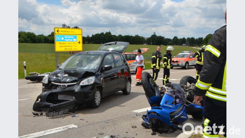 Ein schwer- und ein mittelschwerverletzter Biker und drei total beschädigte Fahrzeuge waren die Bilanz eines Verkehrsunfalls auf der Umgehungsstraße bei Vohenstrauß auf Höhe der Einmündung Wernberger Straße. dob