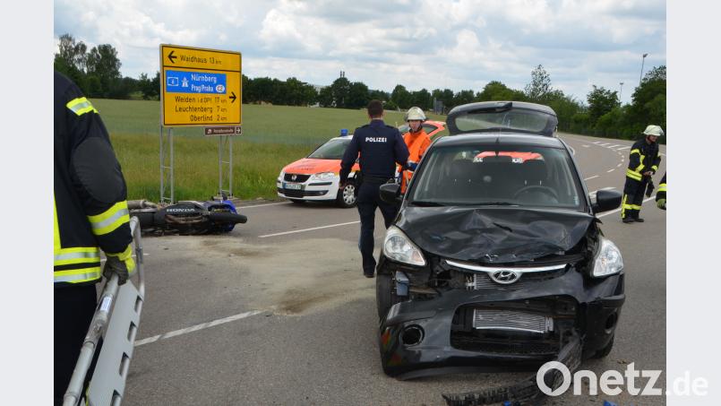 Ein schwer- und ein mittelschwerverletzter Biker und drei total beschädigte Fahrzeuge waren die Bilanz eines Verkehrsunfalls auf der Umgehungsstraße bei Vohenstrauß auf Höhe der Einmündung Wernberger Straße. dob