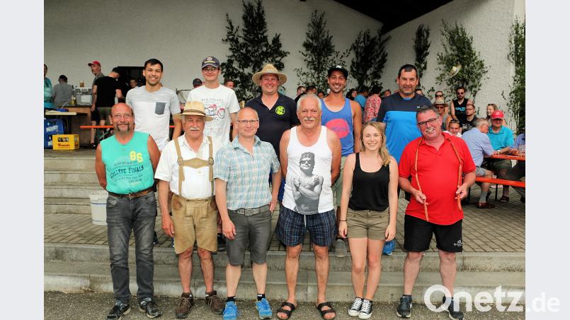 TSV-Spartenleiter Martin Streim (vorne, Vierter von links), der mit seiner Mannschaft Ortsmeister 2018 wurde, beglückwünscht die Vertreter der einzelnen Teams. Einen Sonderpreis gibt es für den Vorletzten: Thomas Schlosser (rechts) vom Theaterverein erhält die Wurstketten für sein Team. bsc