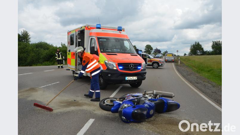 Ein schwer- und ein mittelschwerverletzter Biker und drei total beschädigte Fahrzeuge waren die Bilanz eines Verkehrsunfalls auf der Umgehungsstraße bei Vohenstrauß auf Höhe der Einmündung Wernberger Straße. dob