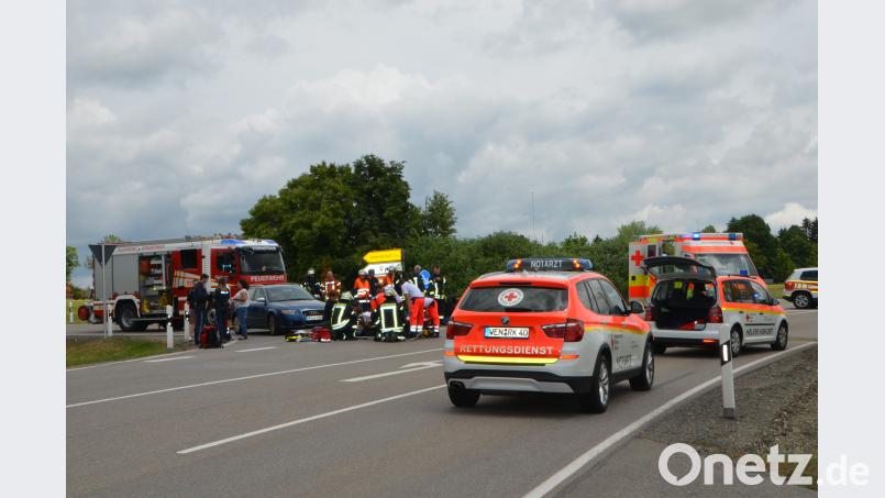 Ein schwer- und ein mittelschwerverletzter Biker und drei total beschädigte Fahrzeuge waren die Bilanz eines Verkehrsunfalls auf der Umgehungsstraße bei Vohenstrauß auf Höhe der Einmündung Wernberger Straße. dob