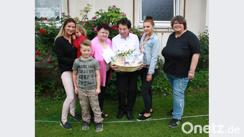 Für das Jubelpaar gibt es einen Geschenkkorb. Von links: Tochter Michaela Häfner mit ihren Kindern Lea und Joshua, Hildegard und Werner Krischkowsky, Enkelin Rebecca Glocker und dritte Bürgermeisterin Susanne Bittner. lk