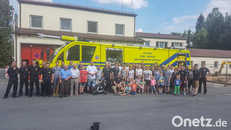 Vor dem Flughafenlöschfahrzeug &quot;Panther&quot; der Lagerfeuerwehr stellten sich die Ausflügler aus Erbendorf zu einem Erinnerungsfoto auf. rw