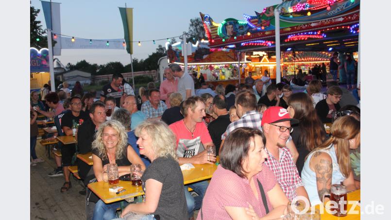 Viele Besucher nahmen außen Platz. kro