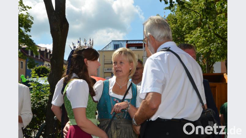 BBV-Chef Hans Winter im Gespräch mit Kreisbäuerin Josefine Kick und der Bayerischen Milchkönigin Sonja Wagner (von rechts nach links). Dobmayer, Elisabeth [DOB] (<a href=