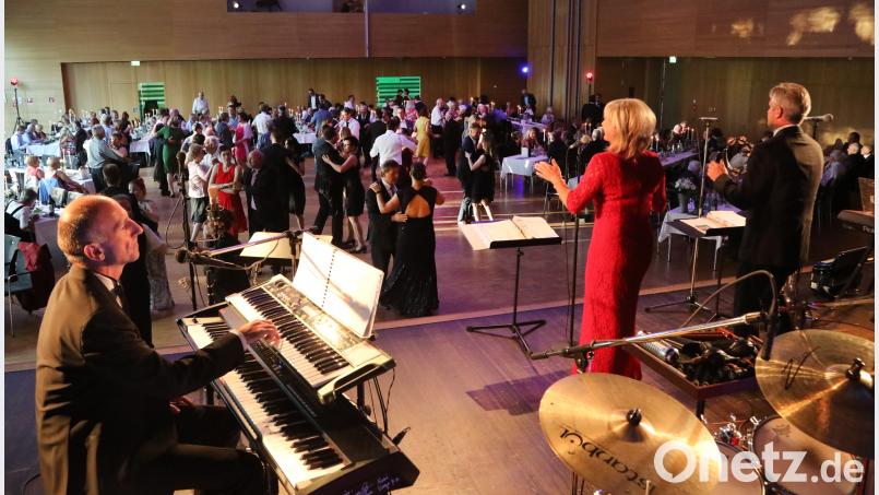 Die Band &quot;Cappuccino&quot; lud dazu ein, den Golfsport ruhen zu lassen und sich einen Abend lang dem Tanzsport zu verschreiben. ggö