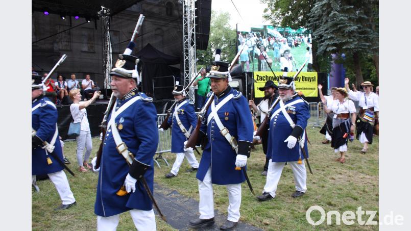 Nach ihrem Salutschuss defiliert die Bürgerwehr vor der Bühne vorbei, auf der die Verantwortlichen des 40. Neustadt-Treffens sitzen. Ibl, Uwe [UI] (<a href=