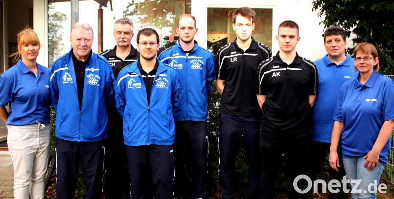 Kegeln in Pirk
Links: Vorsitzende Melanie Neiser, die 2. Mannschaft mit von links Gerhard Neiser, Christian Helgert, Andreas Pregler (Mannschaftsführer), Johannes Jäger. Dann die 3. Mannschaft mit Lukas Rosner, Andreas Klier, Heinz Koller und Thomas Knorr (Mannschaftsführer fehlt auf dem Bild.  Re- 2. Vorsitzende Angelika Helgert. Bild: zer zer