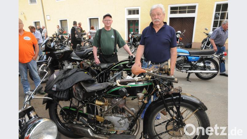 Willi Segerer (hinten) und Manfred Markert sind mit ihren D-Rädern zum Frühschoppen geeilt. Sie besitzen viel Motorrad-Geschichte. ge