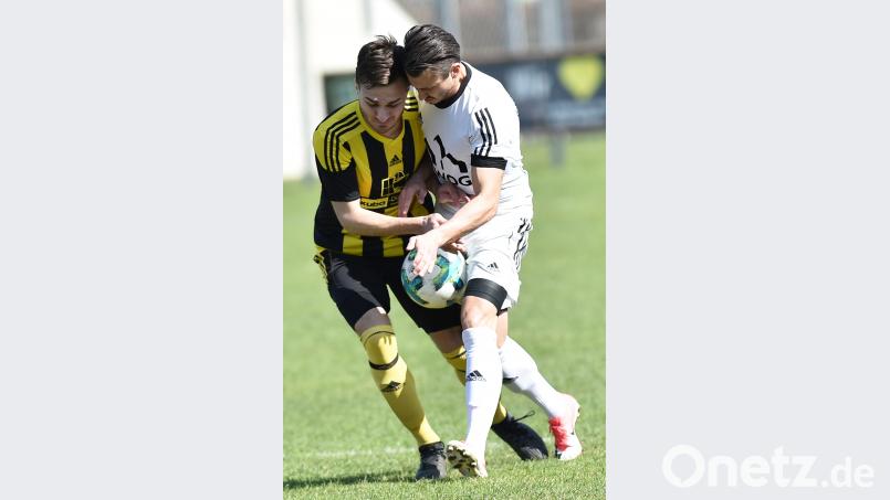 Michael Riester (rechts) und die SpVgg SV Weiden II verpassten um Haaresbreite den Aufstieg in die Bezirksliga. Archivbild: Alfred Schwarzmeier