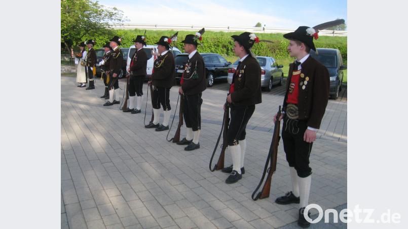 Die Rettenberger Schützenkompanie ist zur Salutsalve angetreten. brü