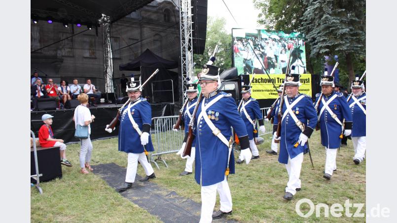 Nach ihrem Salutschuss defiliert die Bürgerwehr vor der Bühne vorbei, auf der die Verantwortlichen des 40. Neustadt-Treffens sitzen. Ibl, Uwe [UI] (<a href=