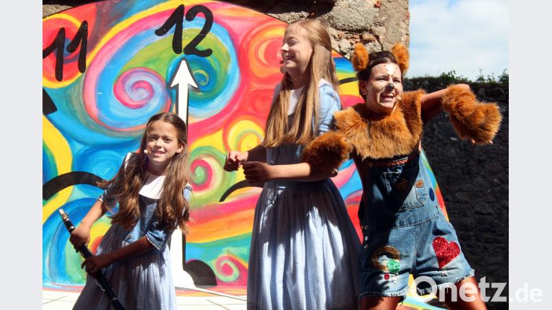 Die Grinsekatze (rechts) zeigt  Alice und der &quot;jungen&quot; Alice wie es im Wunderland zugeht - zumindest ziemlich aufgedreht und verrückt. Holger Stiegler